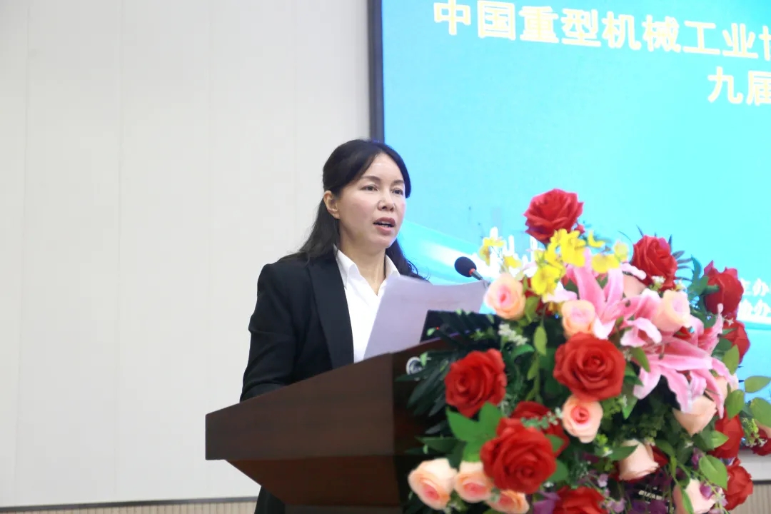 苗紅宣讀《關于表彰2019年度優秀橋、門式起重機生產企業的決定》