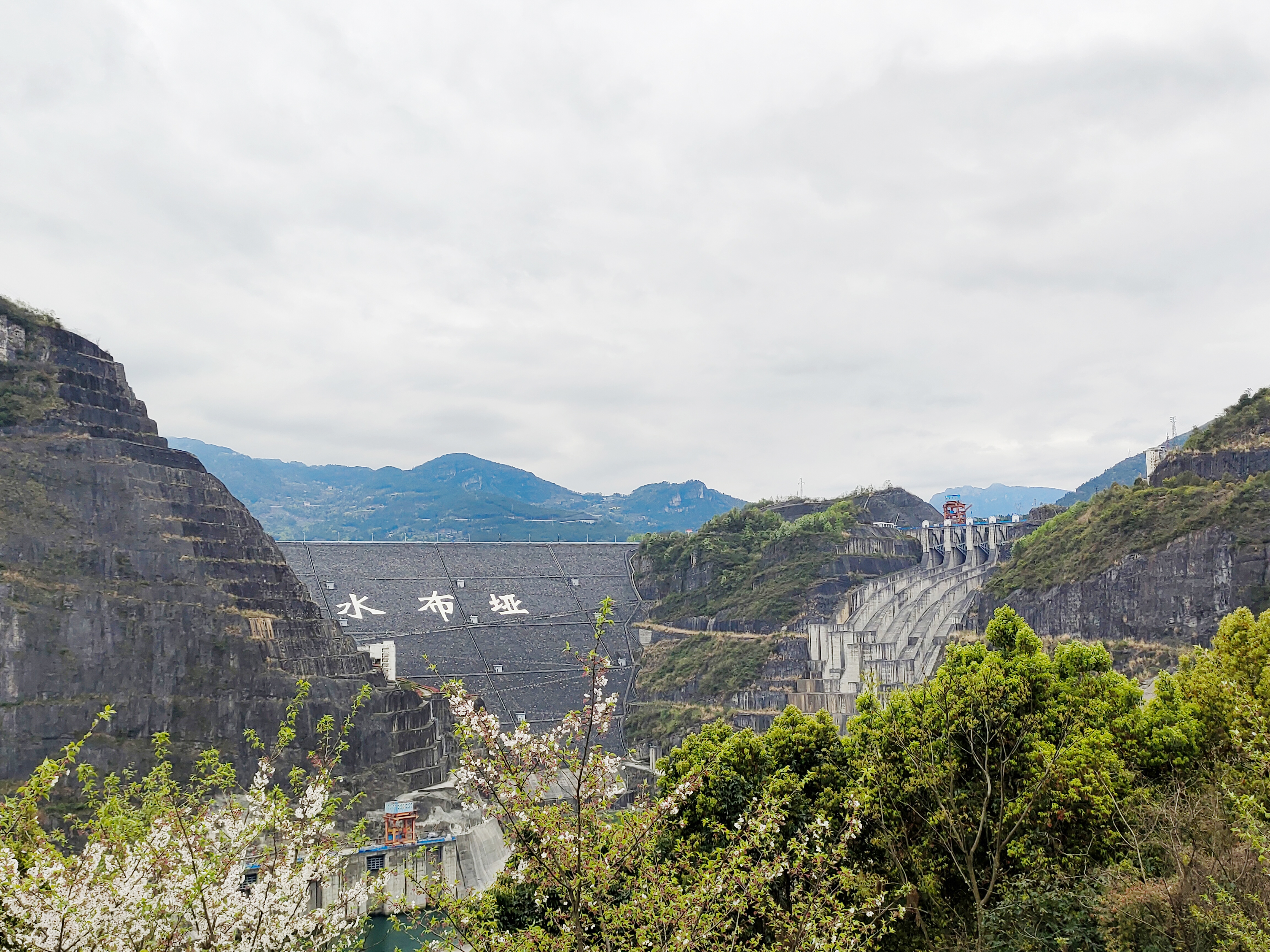 水布埡水電站溢洪道閘門電氣控制系統改造項目順利驗收